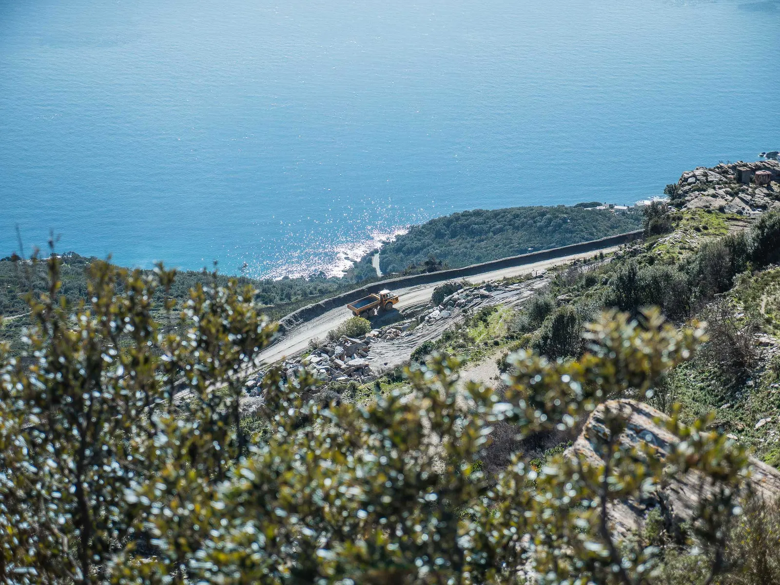 Carrière de Brando en gradins, avec la mer en arrière-plan